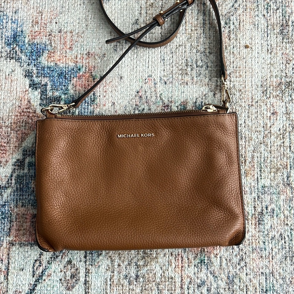 Michael Kors small purse. Tan. Excellent condition
